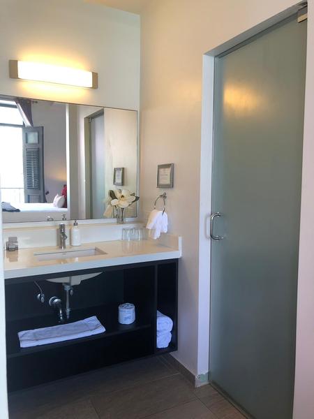 Deluxe Balcony Suite Photo 5