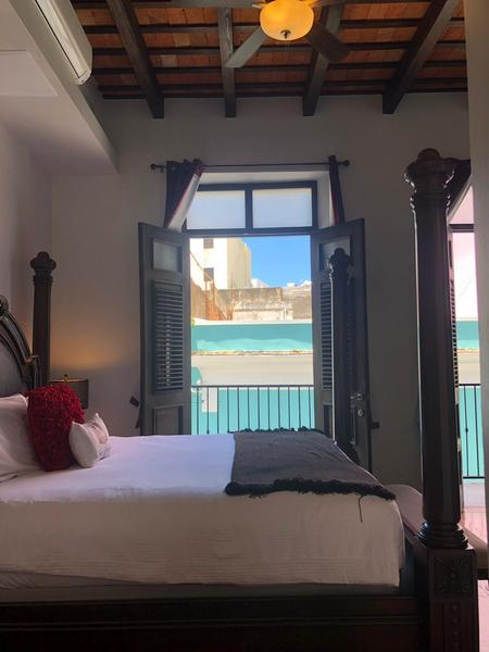 Deluxe Balcony Suite Photo 3