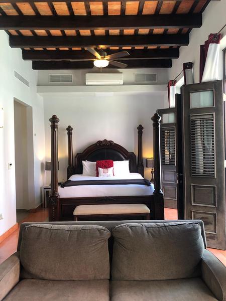 Deluxe Balcony Suite Photo 11