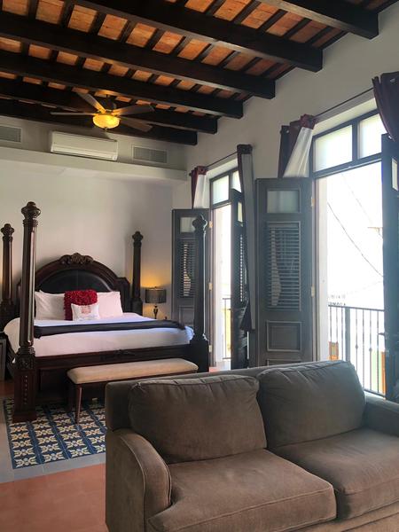 Deluxe Balcony Suite Photo 9