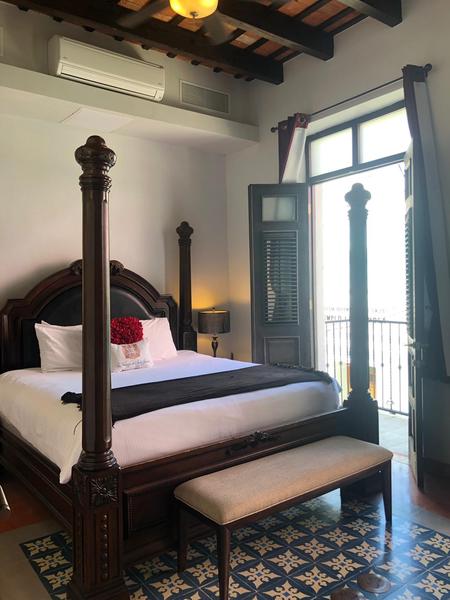 Deluxe Balcony Suite Photo 7